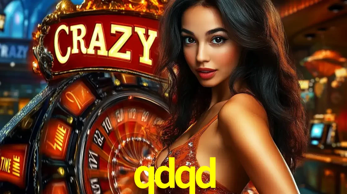 Mulher glamourosa olhando para a câmera com a roda vermelha do Crazy Time ao fundo em um ambiente de cassino, destacando a emoção dos jogos ao vivo no qdqd.