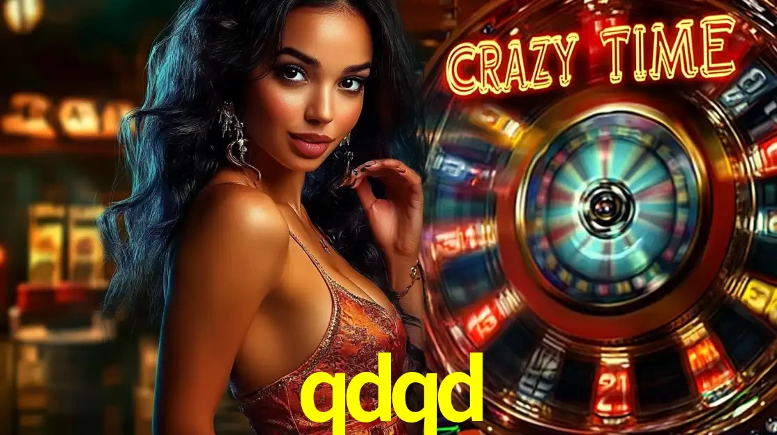 Mulher elegante ao lado da vibrante roda da fortuna do jogo de cassino ao vivo Crazy Time, um dos game shows mais populares e cheios de prêmios do qdqd.